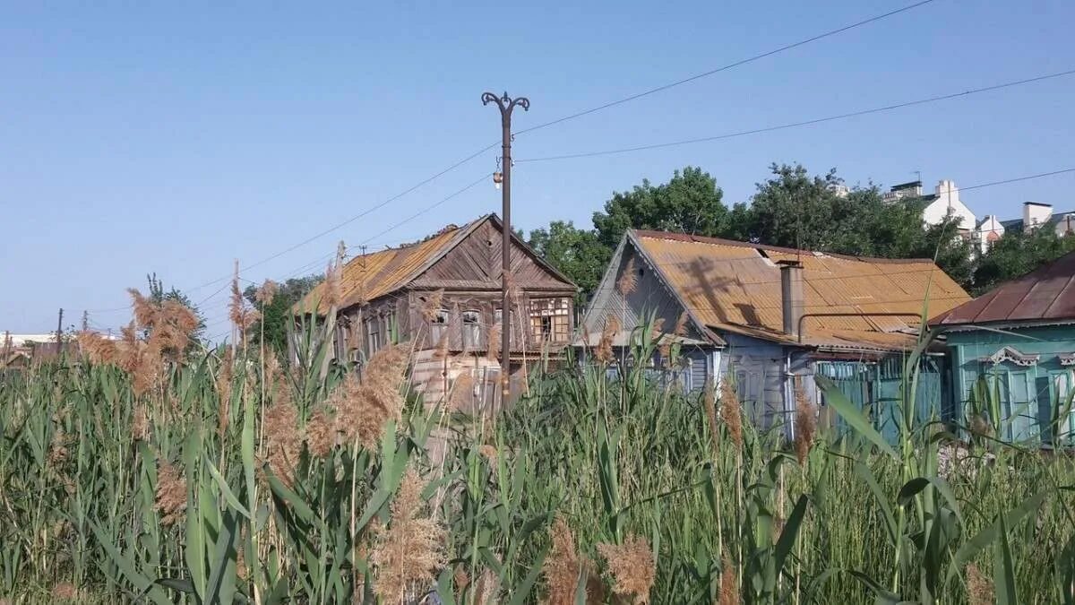 Жилье херсонцам. Ветхое жилье астрахань. астрахань ветхое и аварийное жилье. астрахань фото аварийное жилья. астрахань ветхое жилье фото.