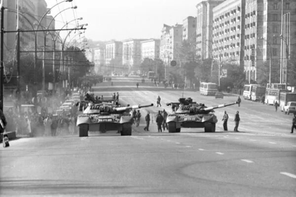 17 сентября 1993. Танки белый дом 1993. белый дом обстрел 1993. танки в москве 1993. белый дом в москве 1993 год обстрел.