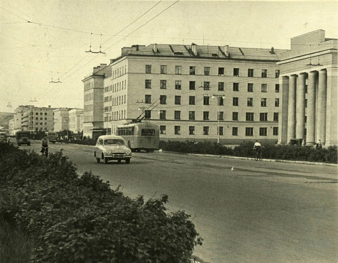 Октябрьский ленина 60. Ленина 1 мурманск. Ленина 60 мурманск. Ленина 60 мурманск. Ленина 68 мурманск фото.