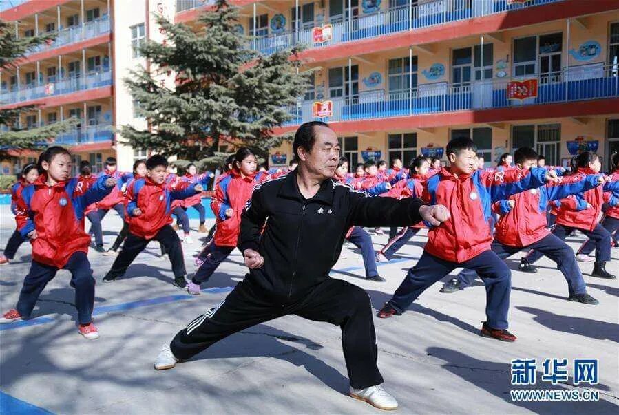 Китайские спортивные игры. Физкультура в Китае в школе. Урок физкультуры в Китае. Спортивные школы Китая. Физическое воспитание в Китае.
