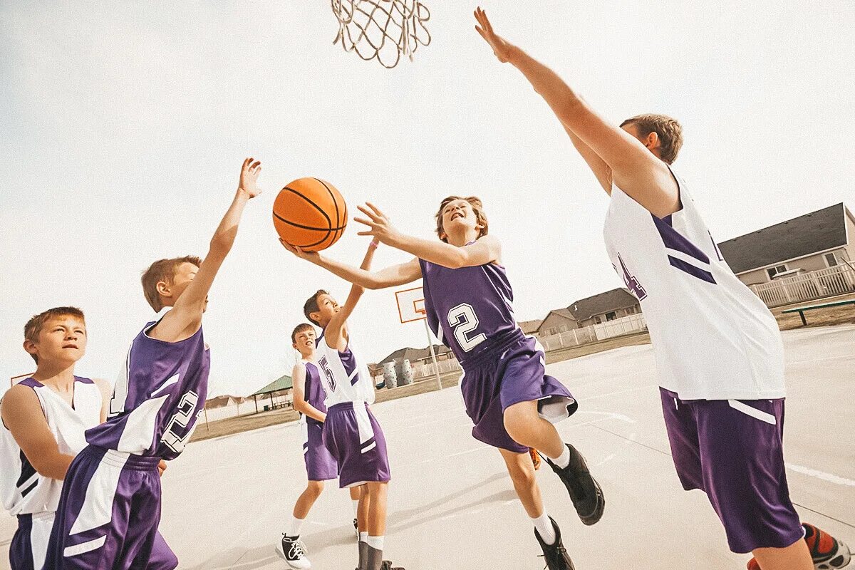 Игровые спортсмены. Баскетбол. Детский баскетбол. Баскетбол подростки. Дети баскетболисты.