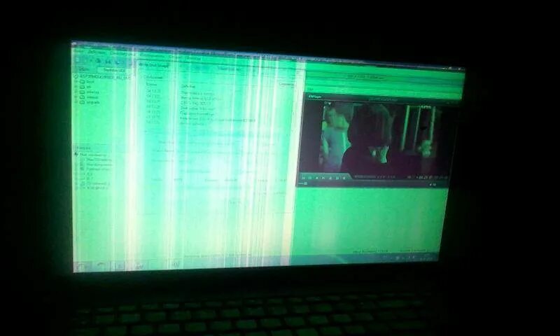 Почему экран становится зеленым. Ноутбук с зеленым экраном. У ноутбука половина экрана зеленая. Зеленый цвет экрана монитора. Экран светится.