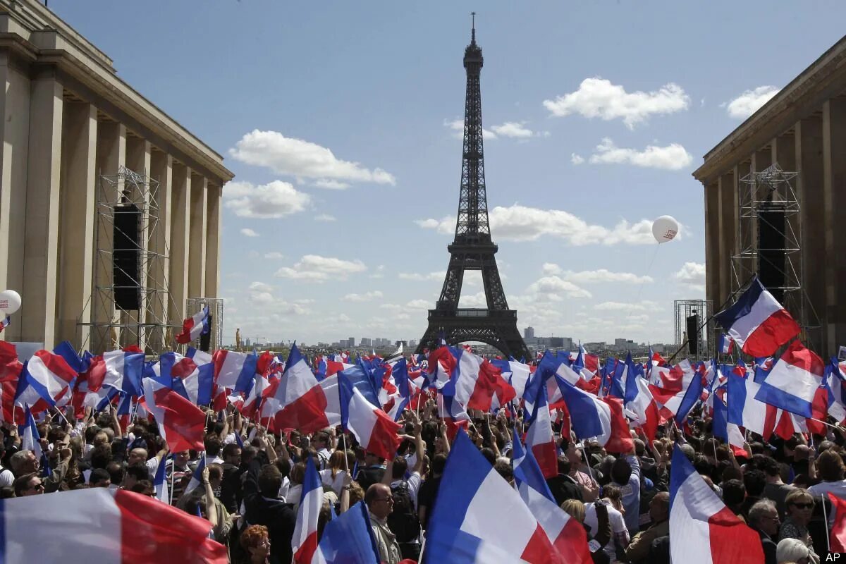 En french. 1 Мая во Франции. 1 Мая во Франции праздник. Праздник труда во Франции. Празднование 1 мая во Франции.