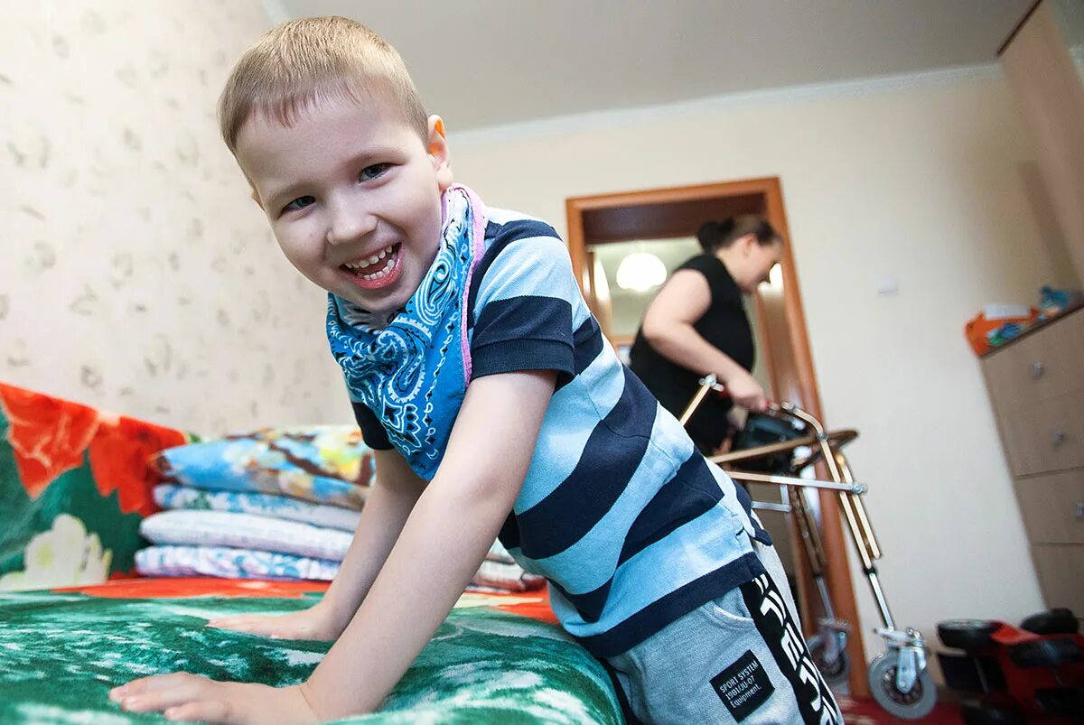 Дцп сашка. Дцп сашка. Необычная семья с дцп. Астенический атоническая форма дцп. Одежда для людей с дцп.