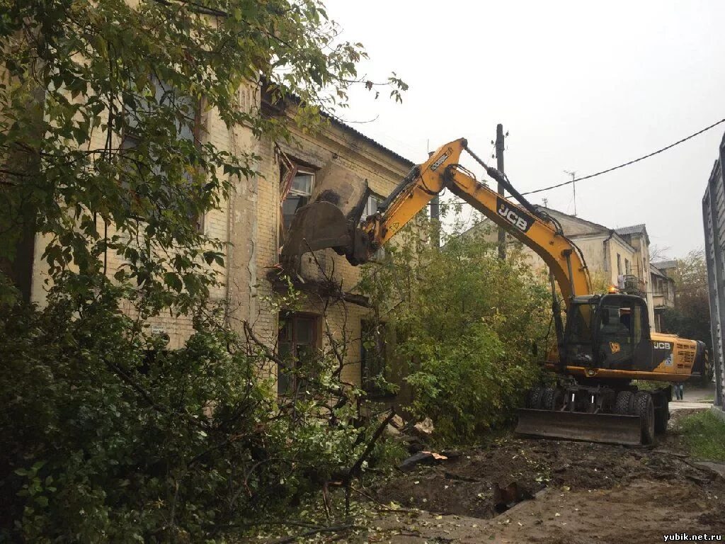демонтаж здания экскаватором. ветхое жилье в воронеже последние новости. ликвидация старого здания. снос здания. экскаватор для сноса зданий.