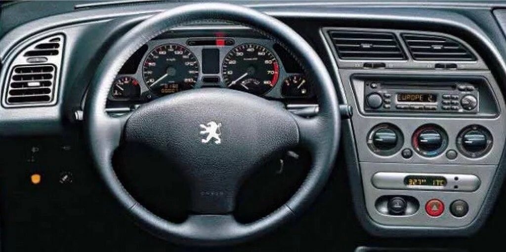 Панель управления пежо. Peugeot 306 interior. peugeot 306 gti interior. пежо 306 хэтчбек панель. пежо 306 универсал дизель 2000 салон.