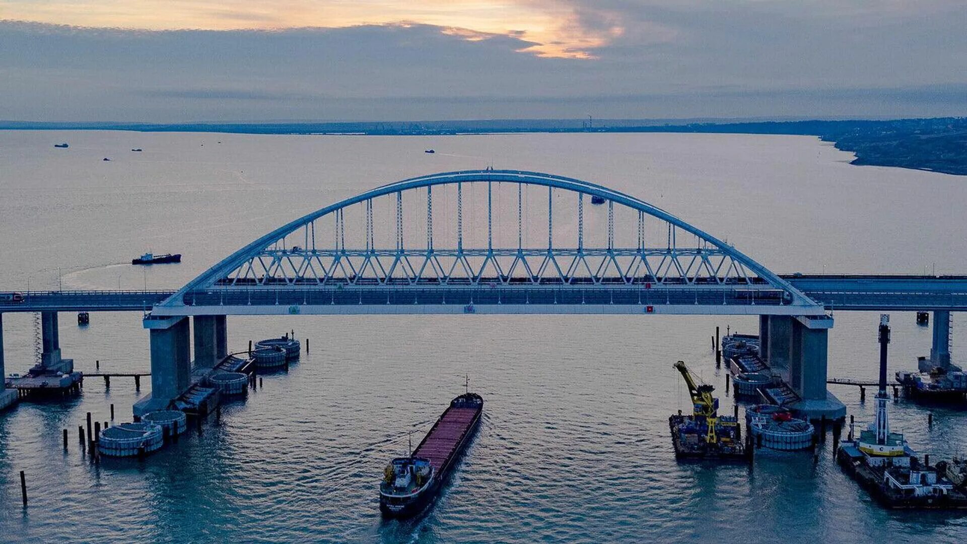 Крымский мост через Керченский пролив. Мост Керченский пролив. Фото Крымского моста через Керченский пролив. Керчь мост.