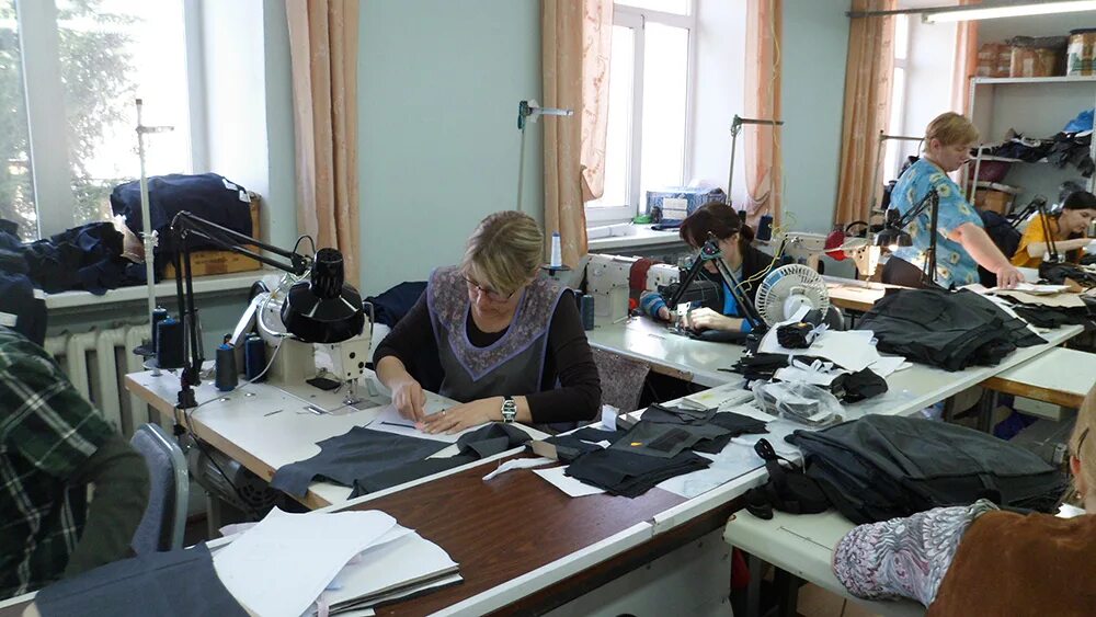 швейный цех швейная машинка. профессия портной. трикотажный цех. швея или портниха. работа в омске швея.