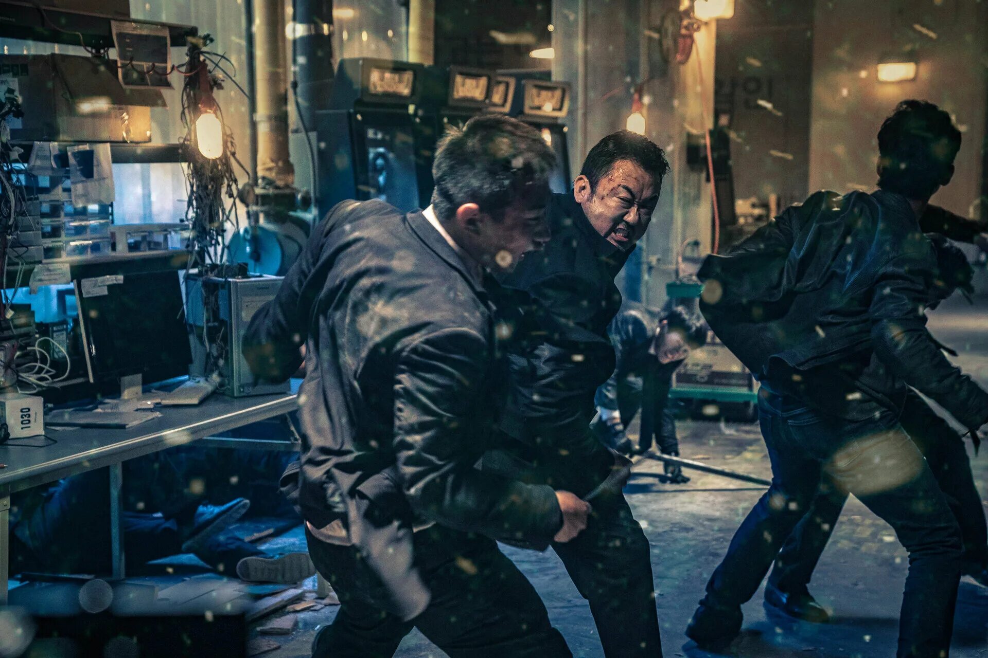 бандит полицейский дьявол фильм 2019. гангстер коп и дьявол похожие. чхонан чан дон-су. ма дон-сок гангстер коп и дьявол. ма дон-сок гангстер коп.