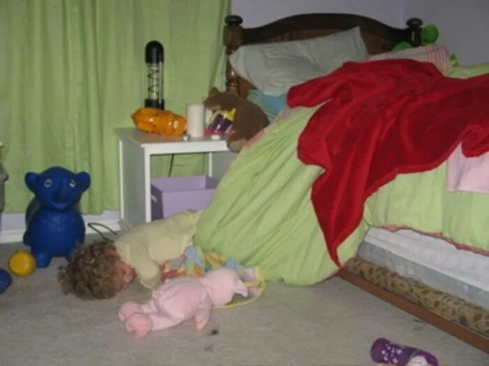 Ребенок упал с кровати в 8 месяцев. Малыш падает с кроватки. Грудничок упал с кровати.