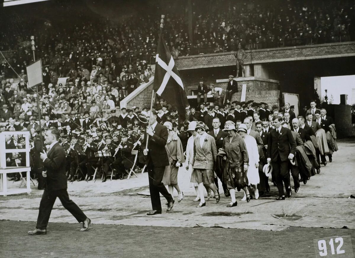 Зимние олимпийские игры 1928 года. Игры IX олимпиады Амстердам , Нидерланды 1928. Олимпийский огонь в 1928 году в Амстердаме.