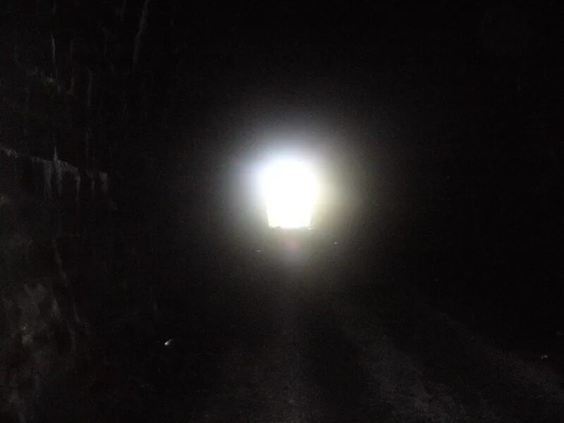 Свет в конце тоннеля. Белый свет в конце тоннеля. Свет в конце туннеля после смерти. Свет в конце тоннеля смерть.