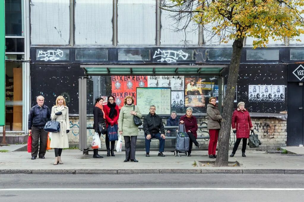 На остановке общественного транспорта подростки нецензурно. Люди на остановке. Автобусная остановка с людьми. Группа людей на остановке. Чел на остановке.