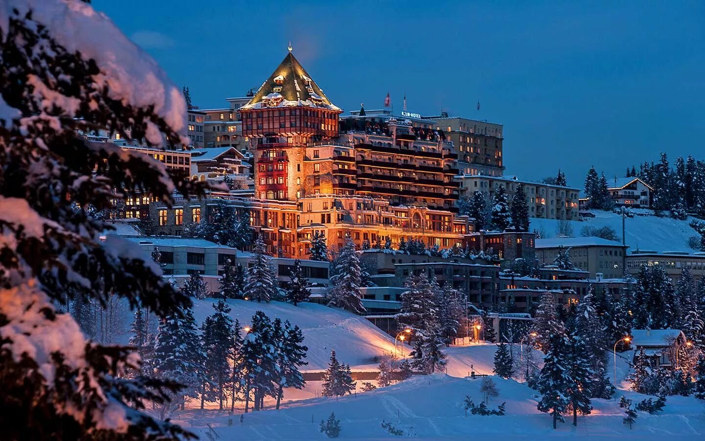 St moritz. Курорт Санкт Мориц Швейцария. Сент Мориц Швейцария. Badrutt s Palace Санкт-Мориц. Сент Мориц Швейцария горнолыжный.