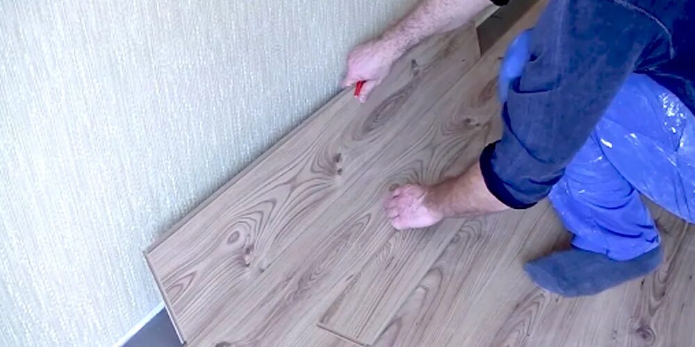 Плинтус quick step qssk. Пол вплотную к стенам. Укладка ламината стык. Haro flooring. Душевой лоток tece linus 15103089.