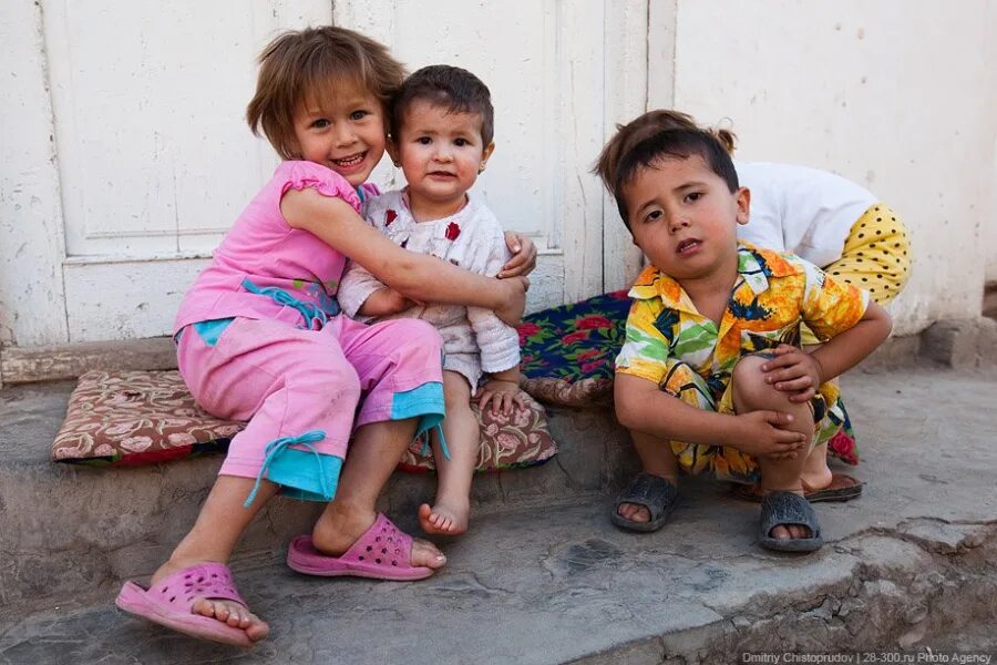 Дети Узбекистана. Дети узбеки. Узбекская семья. Узбекские малыши.