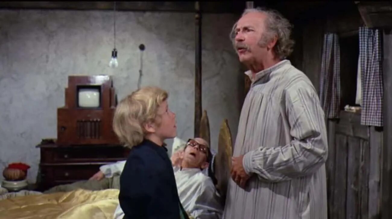 Grandpa is in the bedroom. Чарли и шоколадная фабрика бабушки. Charlie and the Chocolate Factory grandparents. Grandpa Joe Bucket.