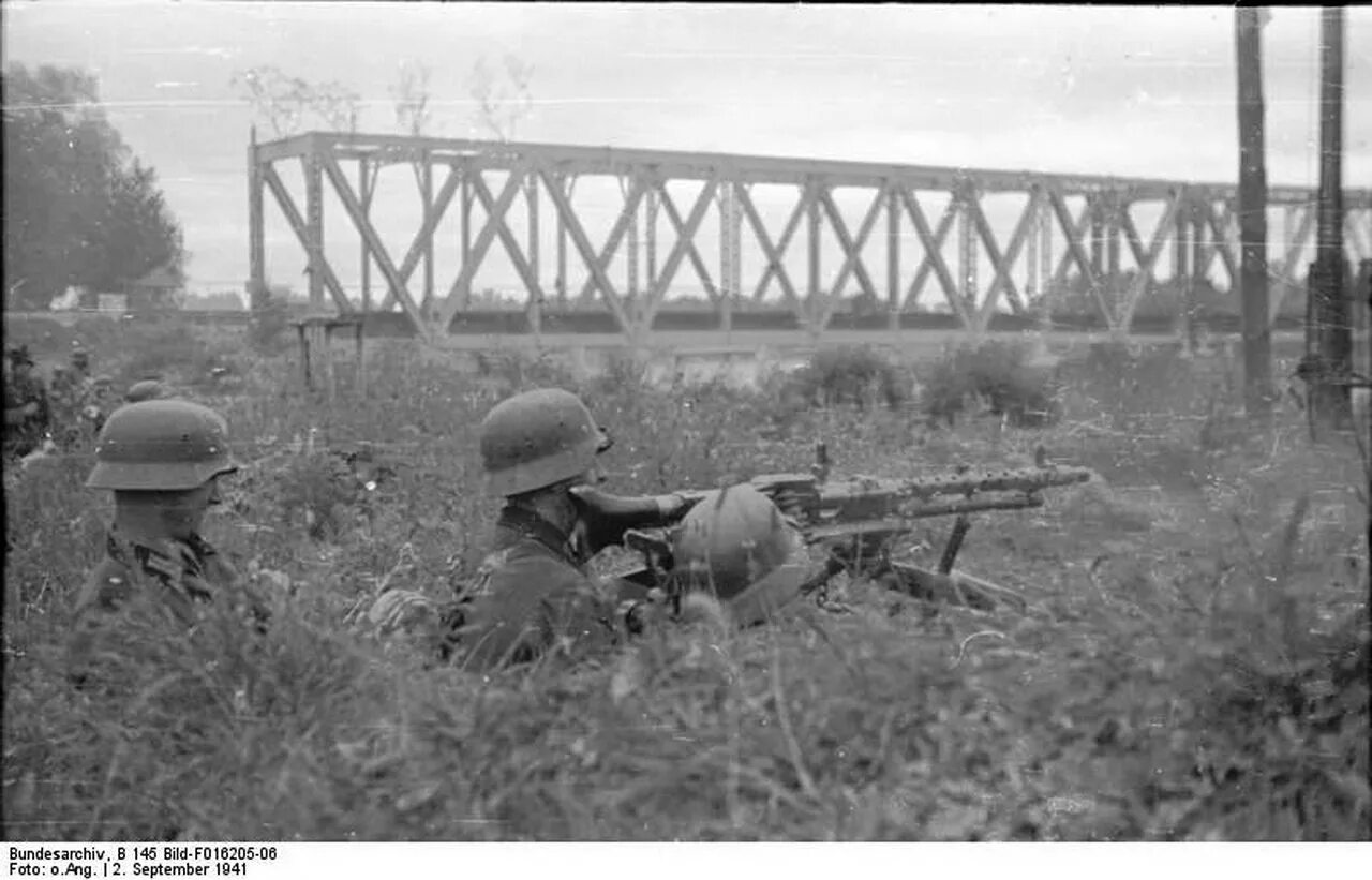 22 июня мост. Бундесархив солдаты вермахта 1941 год. Солдаты вермахта 22 июня 1941. Немецкие пулемётчики второй мировой войны. Железнодорожный мост 22 июня 1941 года.