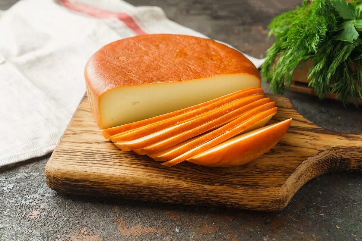 Копченый сыр. Сыр балыковый. Абхазский сыр копченый сулугуни. Сыр копченый в упаковке. Сыр.