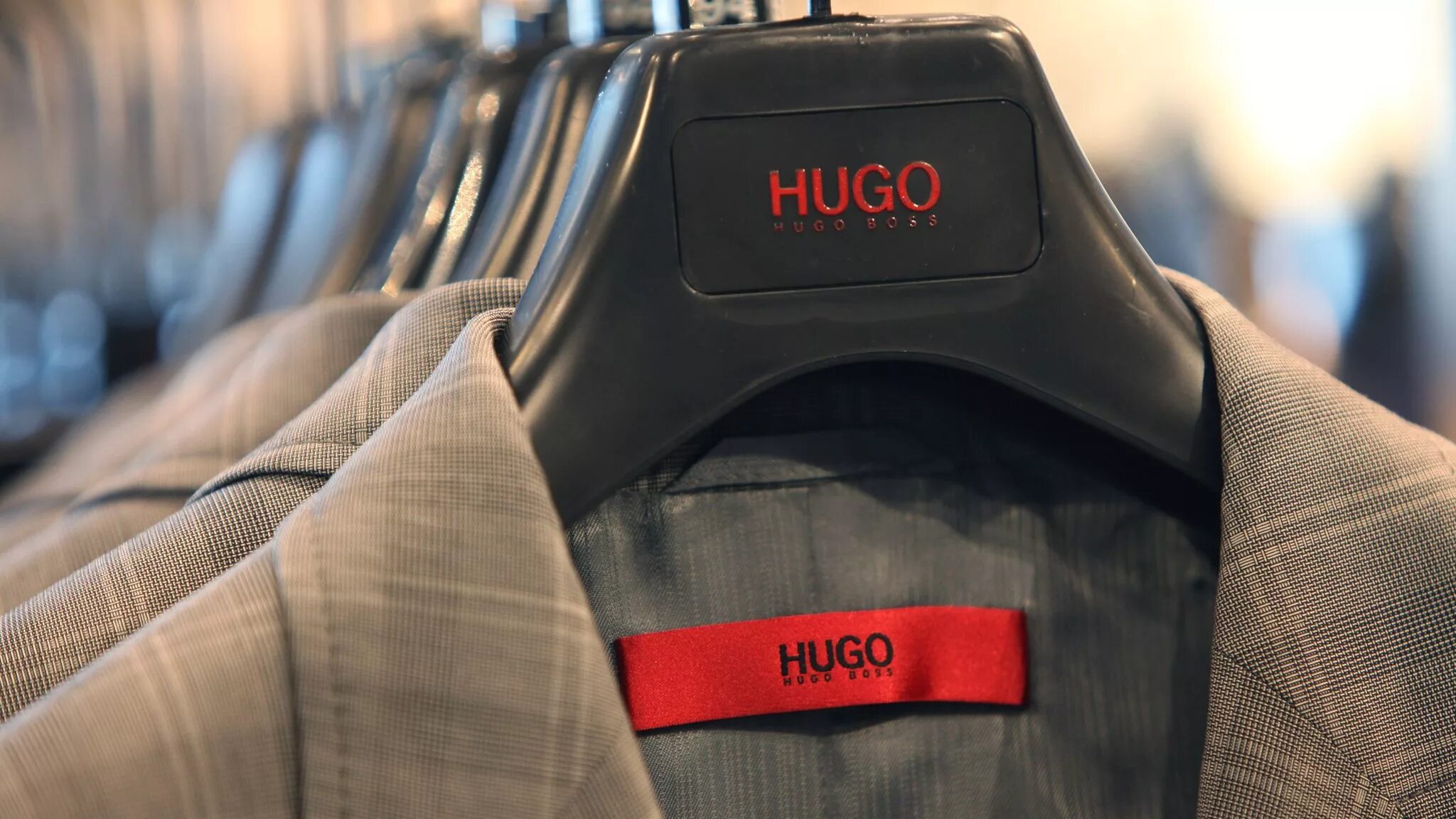 Boss вики. Hugo Boss AG. Хуго босс модельер. Hugo Boss 39. Вешалка Хьюго босс.