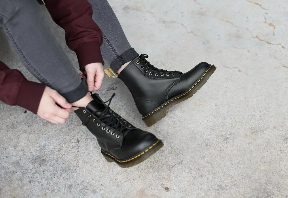 Dr martens 1461 на ноге. Носки под коричневую обувь. Пара обуви. Удобная обувь. Туфли доктор мартинс.