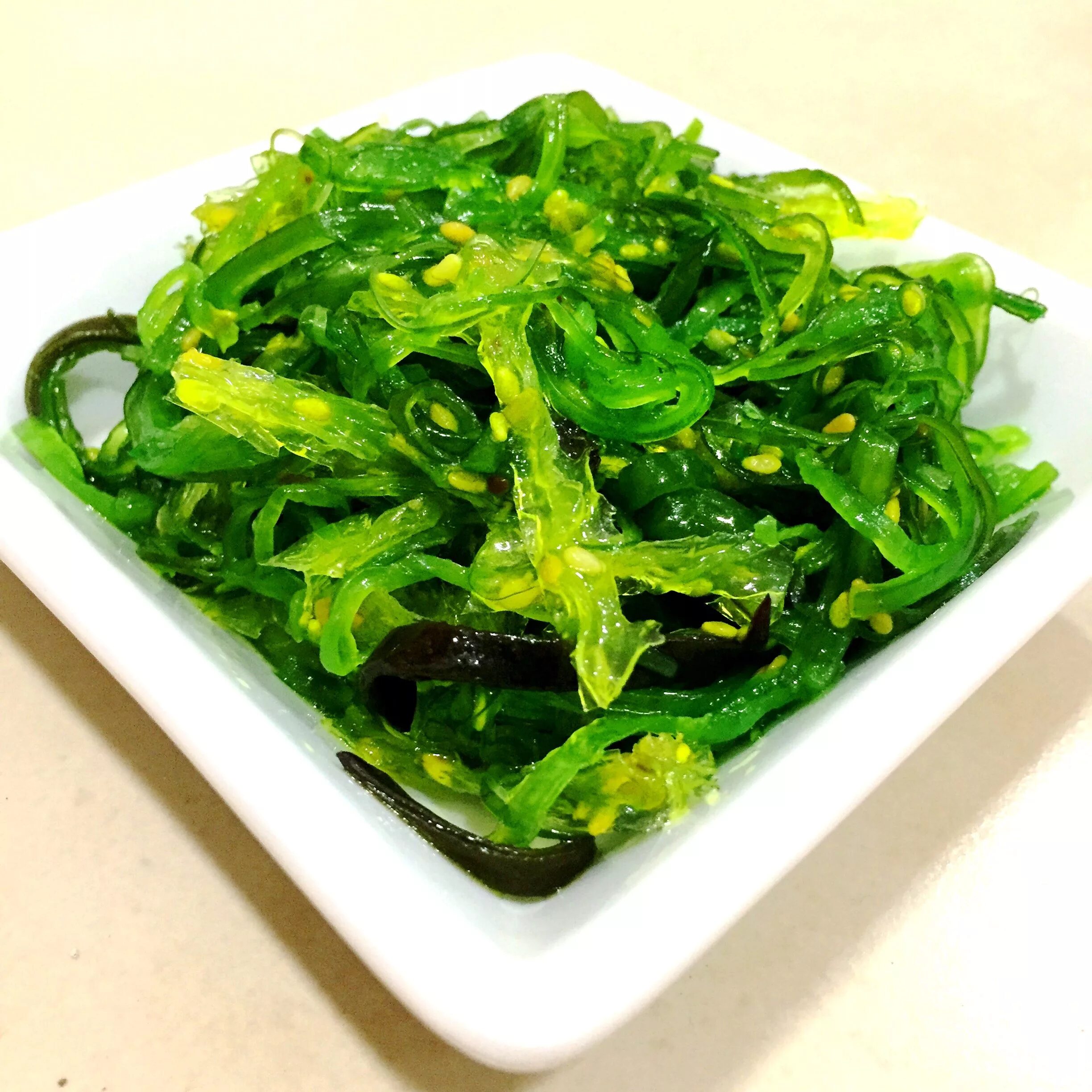Салат из водорослей чука. Чука вакаме. Японские водоросли чука. Морские водоросли чука. Морская капуста чука.