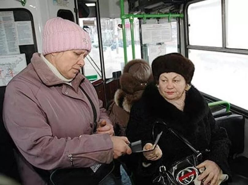 Льготные проездные для пенсионеров. Пенсионеры в общественном транспорте. Льготный проезд. Льготы в общественном транспорте. Льготы на транспорт.