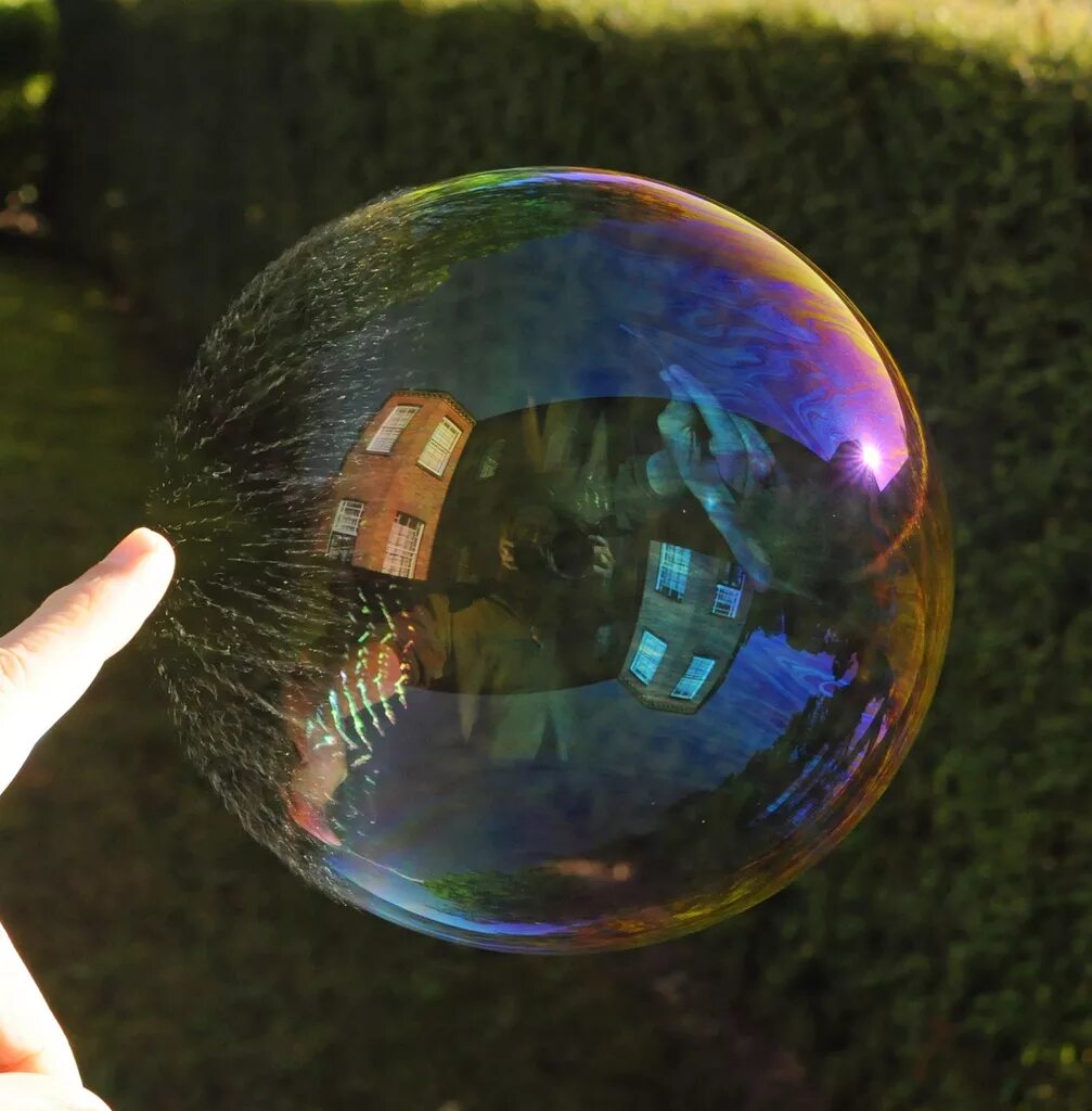 Почему лопается пузырь. Отражение в мыльном пузыре. Огромные мыльные пузыри. Мыльный пузырь лопается.