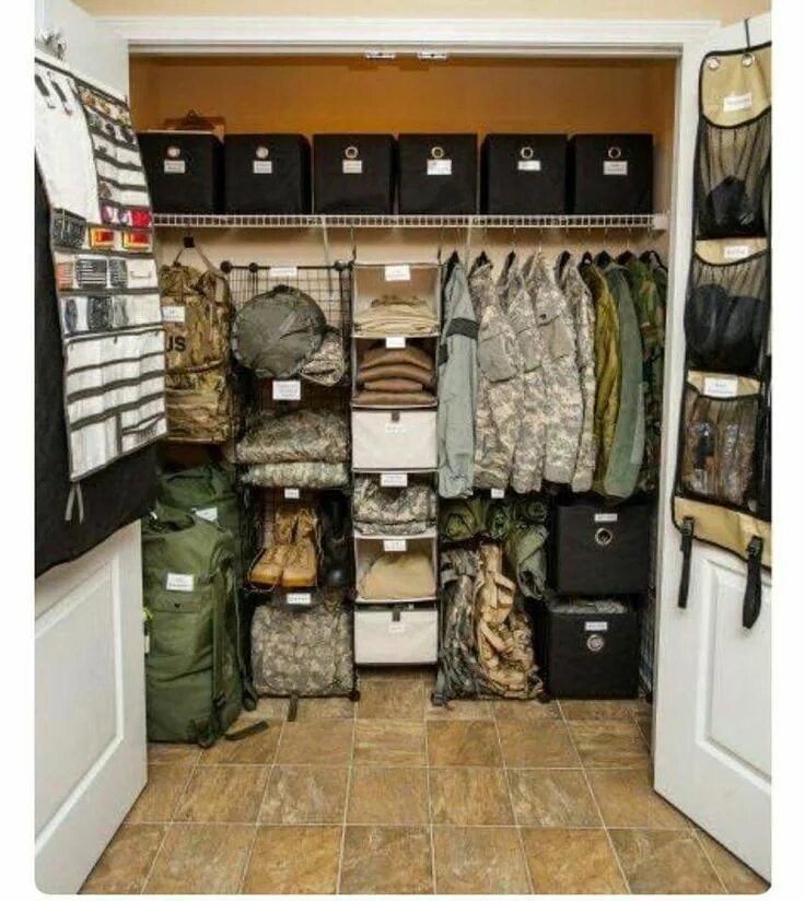 Армейский шкаф. Комната в стиле милитари. Шкаф в стиле милитари. Гардеробная в стиле милитари. Шкафы в армии.