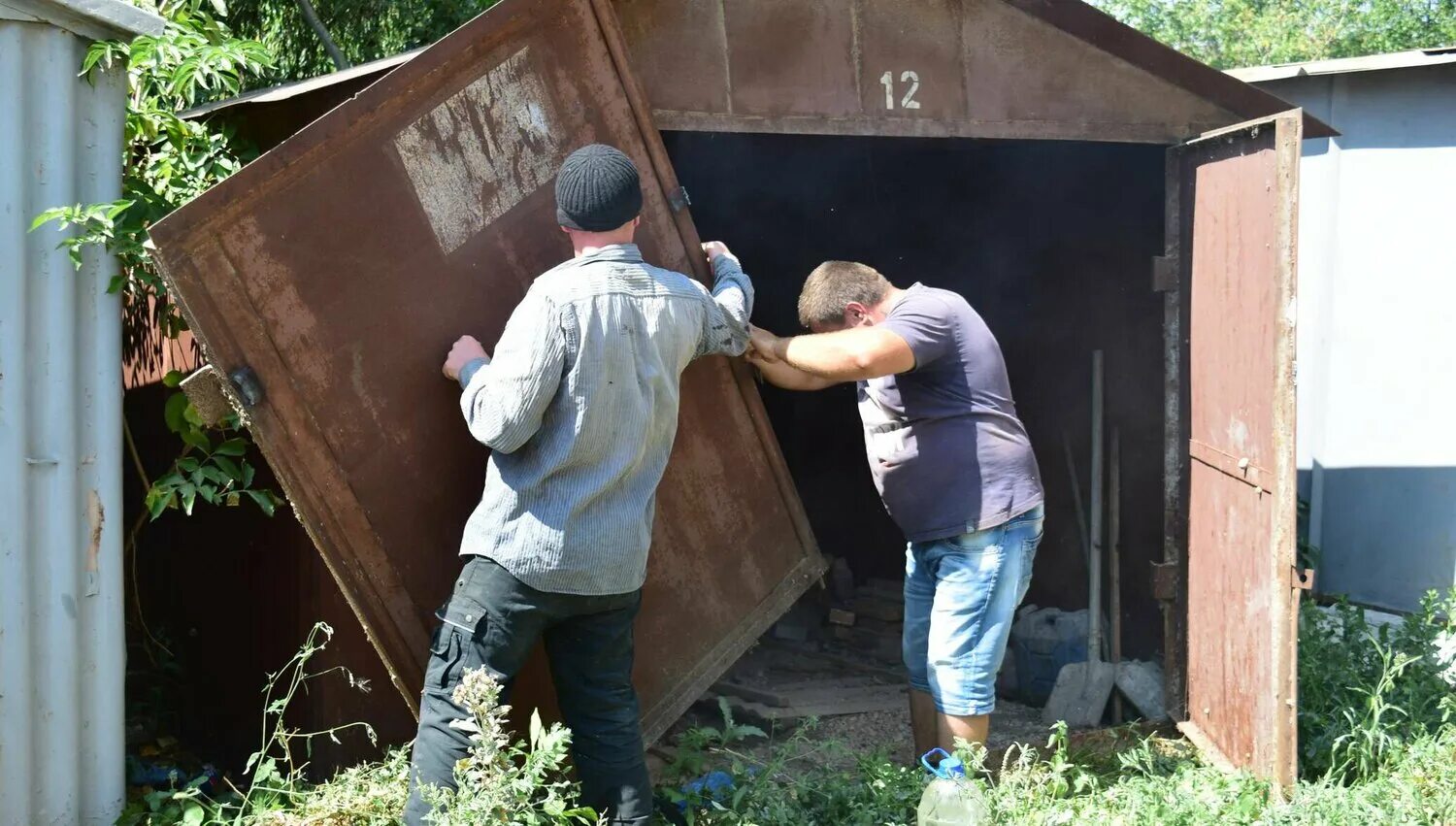 Демонтировать гараж. Демонтаж гаража. демонтаж незаконных гаражей. вывоз гаражей. демонтаж гаражей построек.