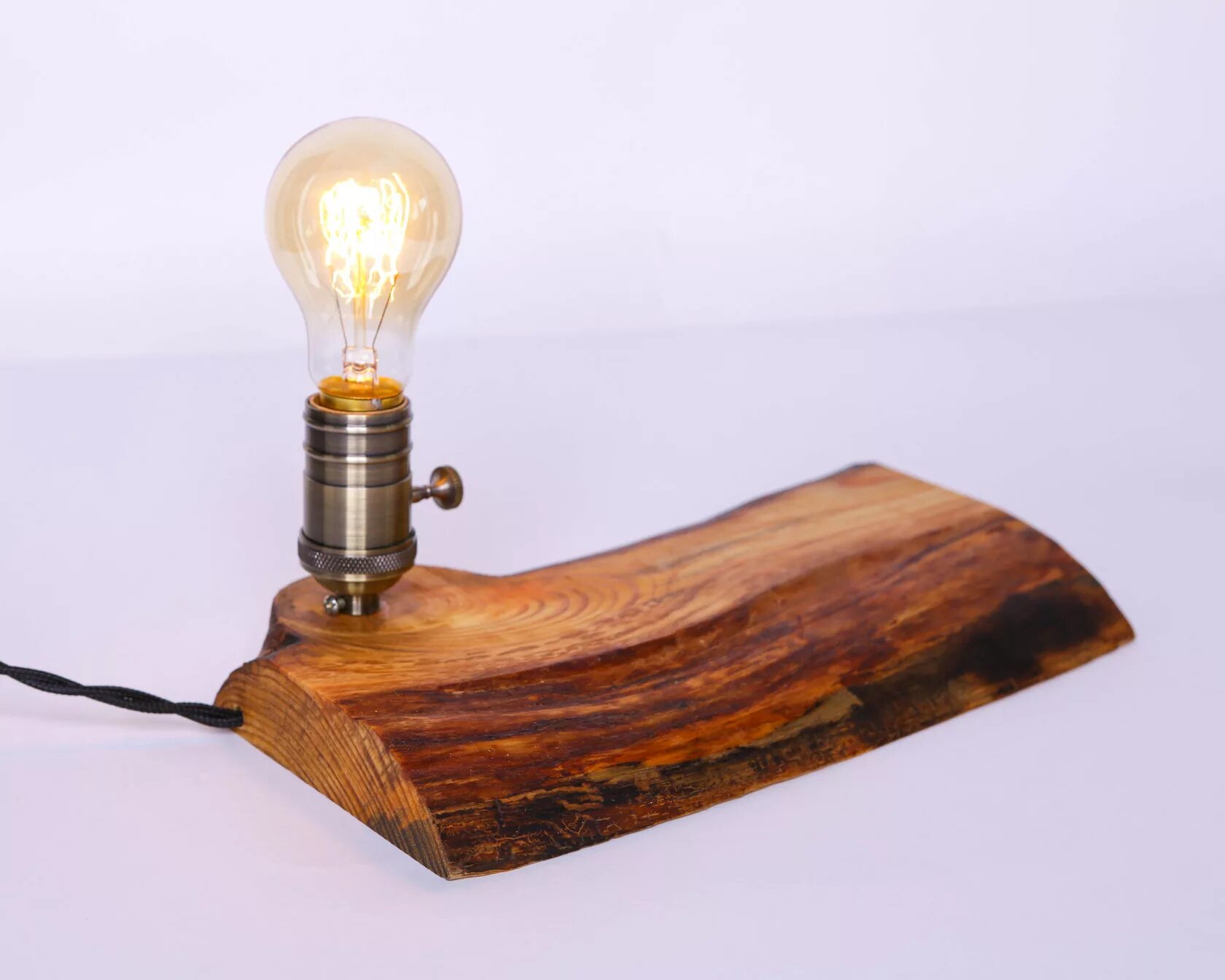 Самодельная лампочка. Светильник из дерева. Лампа с деревянным основанием. Настольный светильник из дерева. Светильник из дерева настольный в стиле лофт.