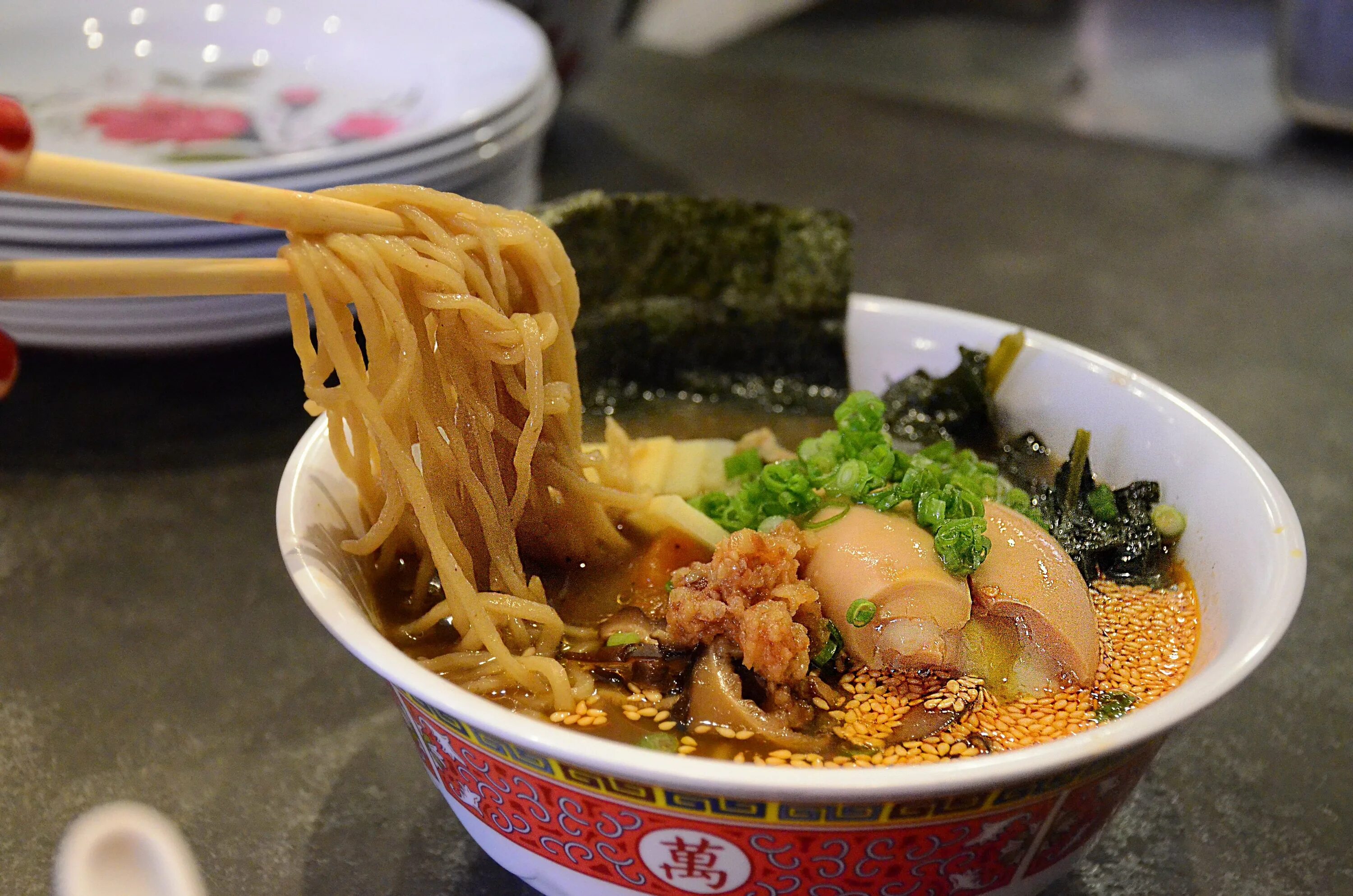 Рамен рецепт быстро. Рамэн (японская лапша). ramen лапша корея. рамен по корейски. рамён и рамен корейское и японское.