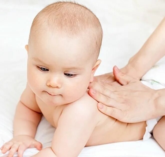 Перкуссионный массаж для детей. Массаж для ребенка 1 месяц. Массаж в 4 месяца ребенку. Комплекс упражнений для грудничков в 2 месяца. Массаж для ребенка 1 месяц.