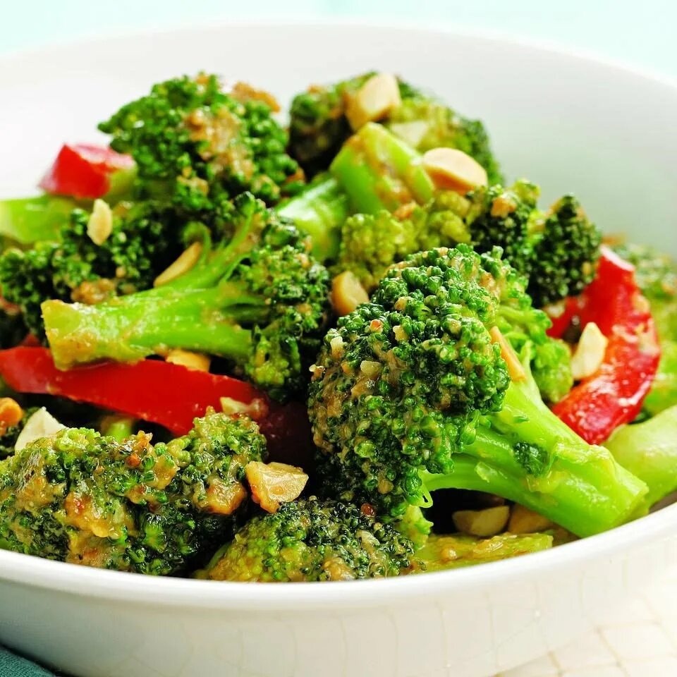 Зеленые овощи рецепты. Брокколи припущенная. Салат с капустой брокколи. Брокколи цветная капуста авокадо. Тушеные брокколи.