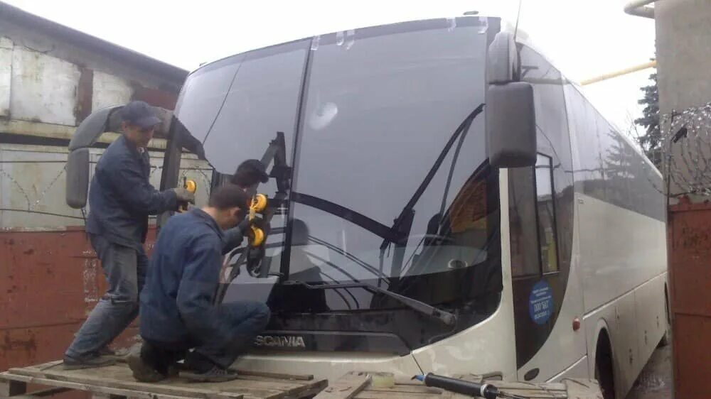 козырёк над лобовым стеклом ford transit 2,2. стекло лобовое грузовик а7. лобовое стекло на мерседес атего 815. лобовые стекла для грузовиков. стекла для автобусов.