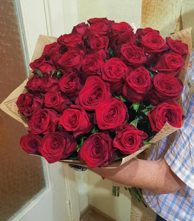 Курганинск центр гостиница. Пятёрочка собинка. Розы курганинск. Корзина с розами 45 штук. Гостевой дом версаль.