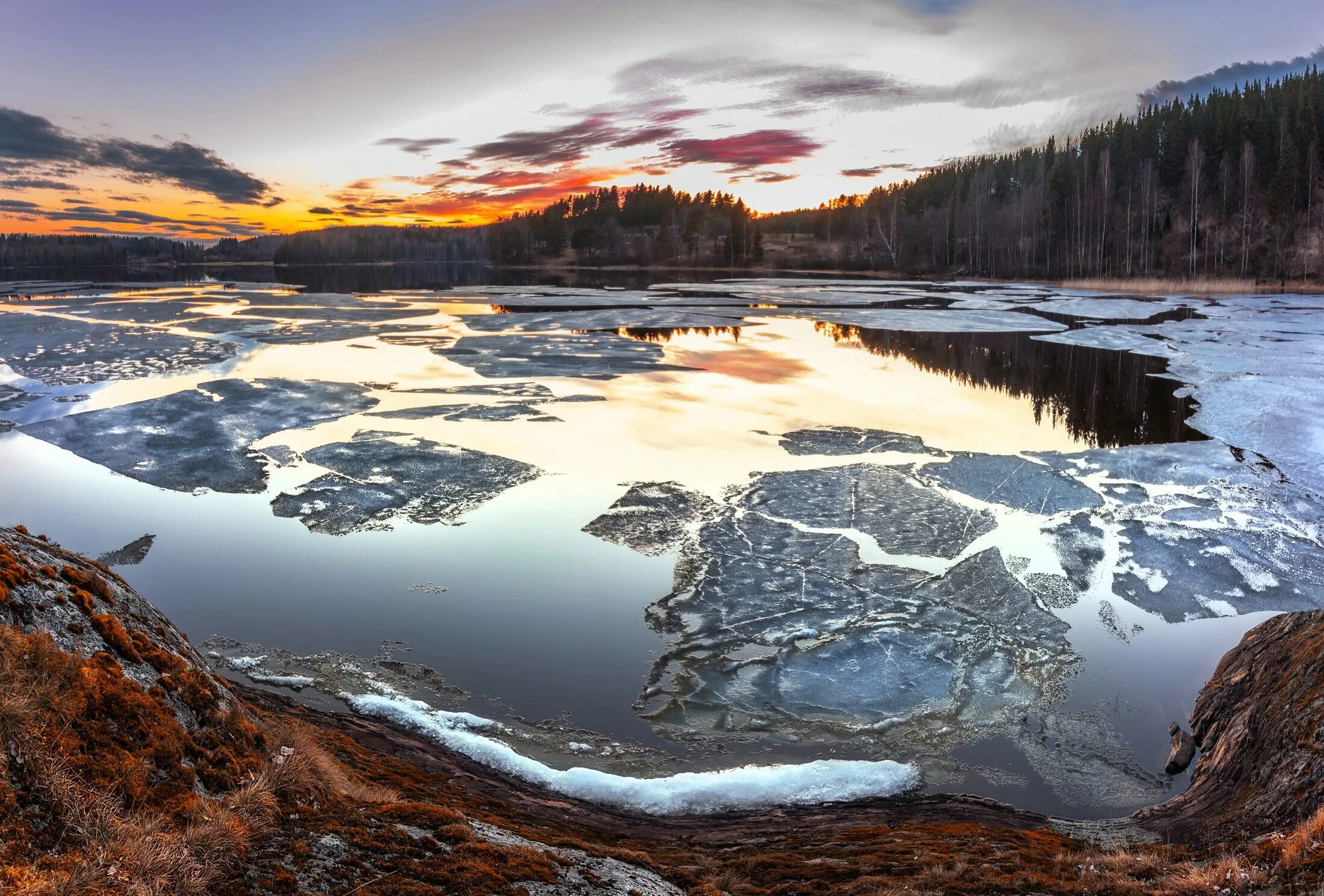 Лед на неве. Ладожский лед. Ладожский лед. Озеро гнилое карелия. Торосы на ладожском озере.
