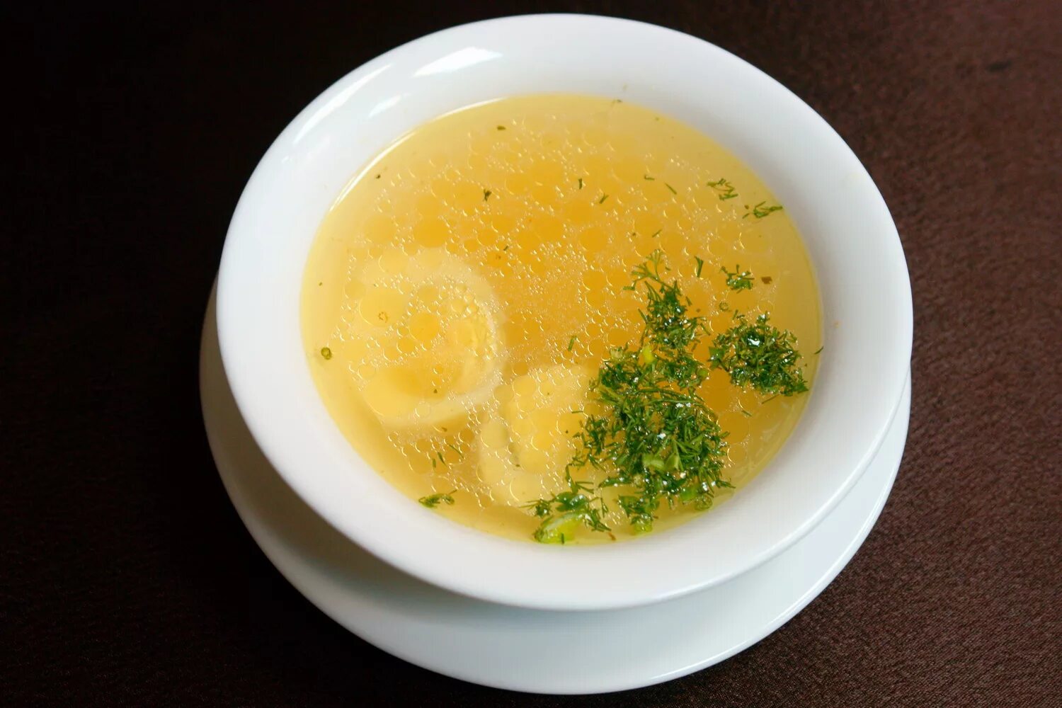 бульон консоме из курицы. куриное консоме. бульон консоме из курицы. бульон консоме куриный. бульон консоме.