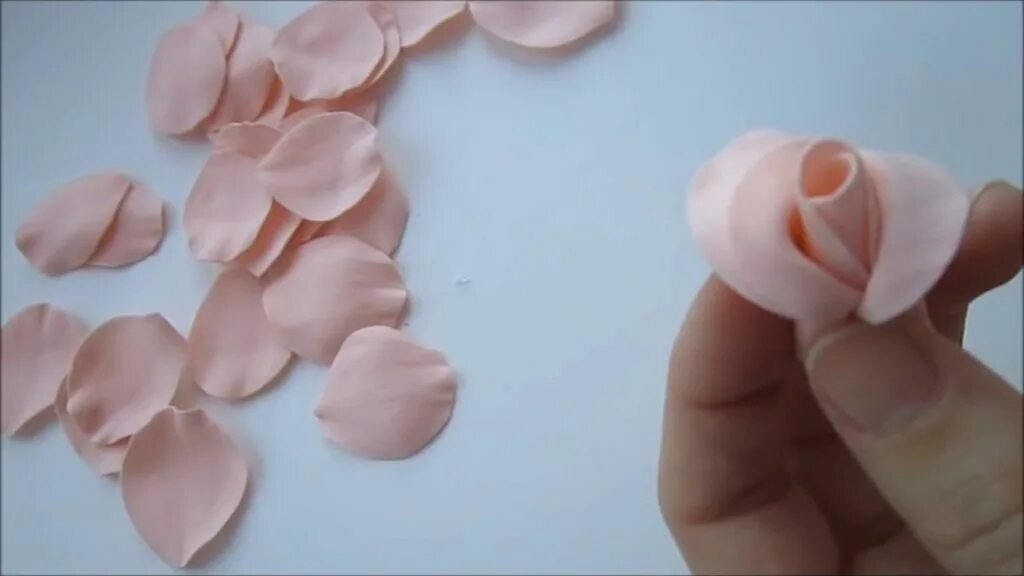 Цветы в технике мастер класс. Розы из фоамирана мастер класс. Розы из фоамирана мастер класс для начинающих. Маленькие розочки из фоамирана своими руками. Сделать розочки из фоамирана своими руками.
