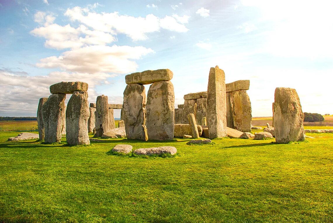 The famous stonehenge. Англия камни Стоунхенджа. Кромлех Стоунхендж. Камни Стоунхендж. Мегалиты Стоунхендж.