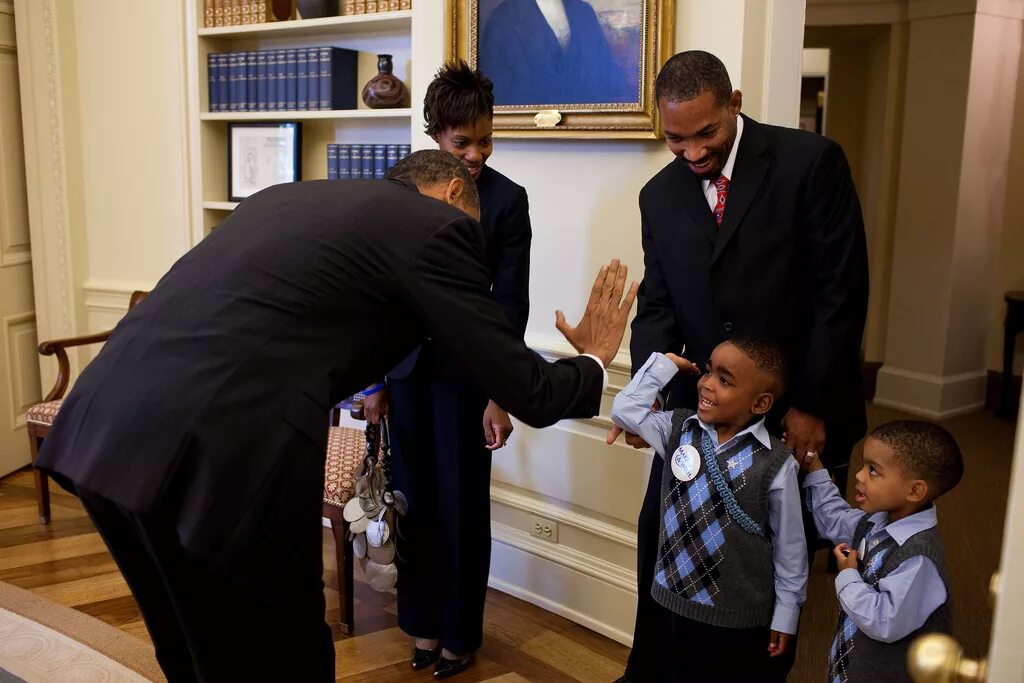 Президентские детские. Дети президента Обамы. Сын Барака Обамы. Барак Обама с народом. Обама встреча с детьми.