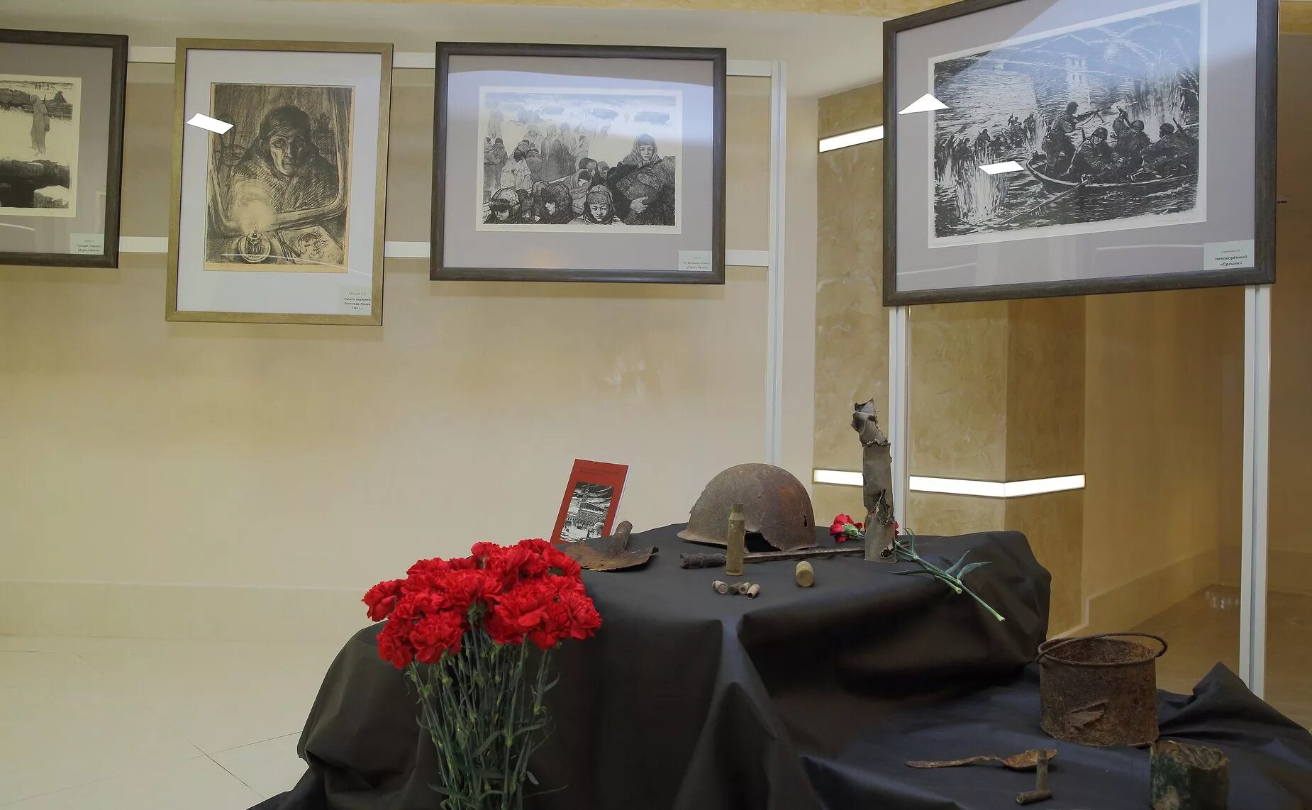 музей обороны ленинграда блокадный хлеб. инсталляция ко дню снятия блокады ленинграда. инсталляция блокадный ленинград выставка. книжная выставка блокада ленинграда. выставка блокадный ленинград.