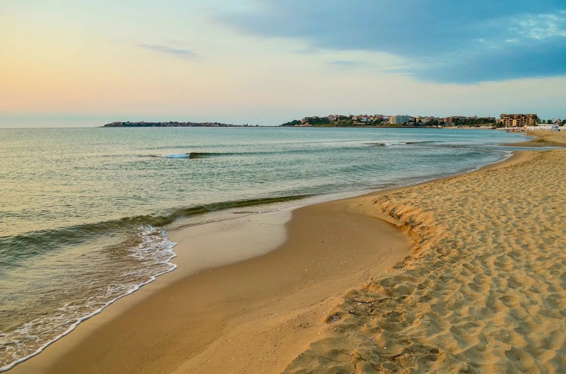 берег солнце отдых. морской прибой анапа рассвет. летний пляж. лазурный берег черное море. море пляж.