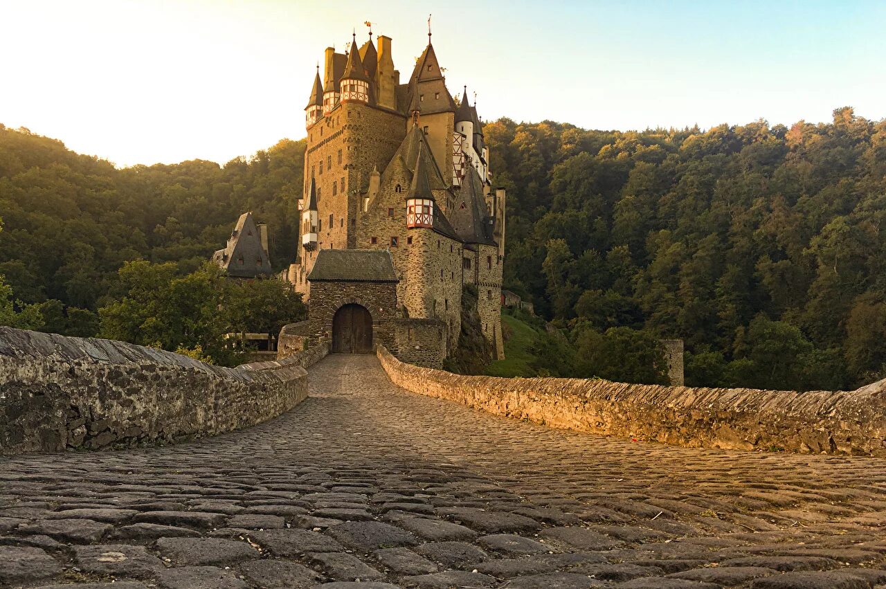 Замок v. Замок Эльц Германия. Замок Эльц Эстетика. Burg Eltz Германия Хогвартс. Замок Эльц HD.