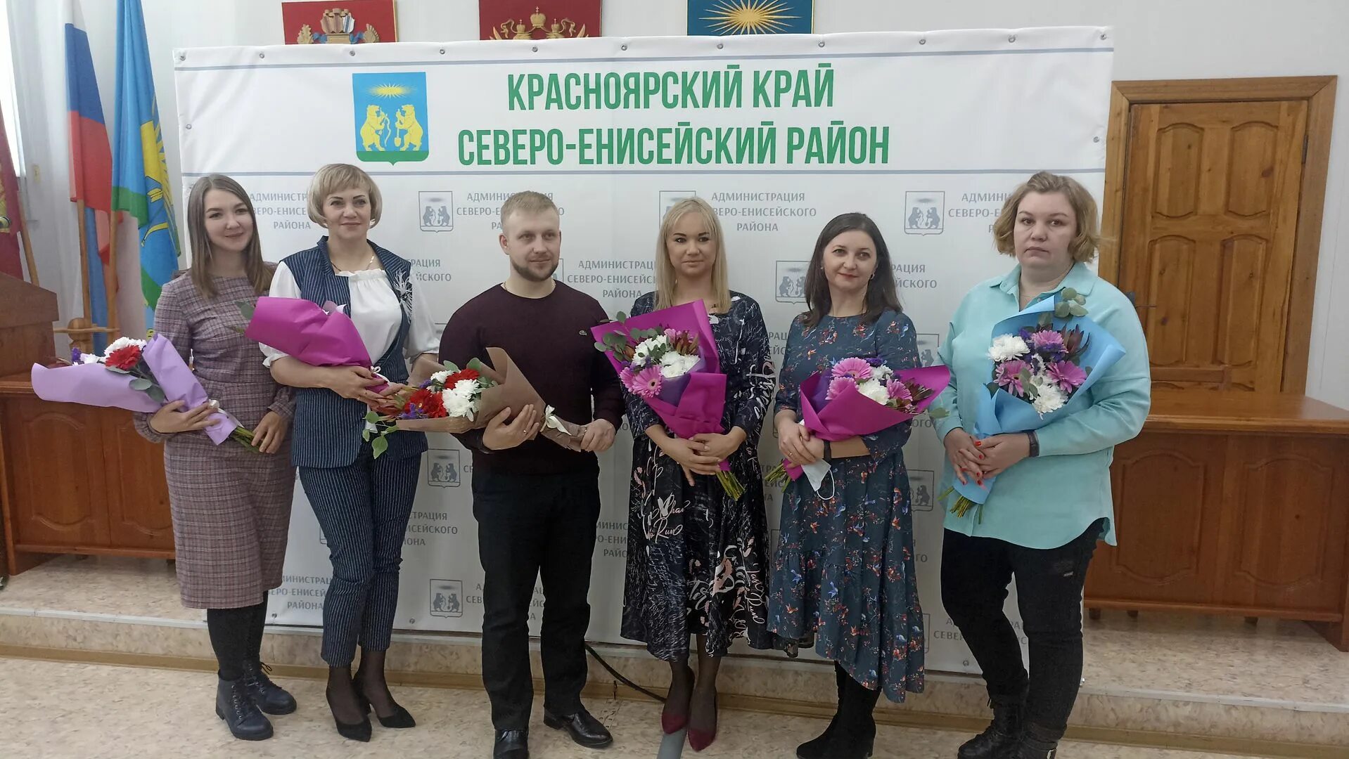 Школа 12 орел учителя. Енисейский педагогический колледж. 9 школа город енисейск. Енисейск. День учителя в енисейском районе 2022.