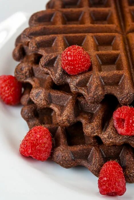 Вафли в шоколаде. Вафли в шоколаде. Бельгийские вафли с шоколадом. День шоколадных вафель. День шоколадных вафель.