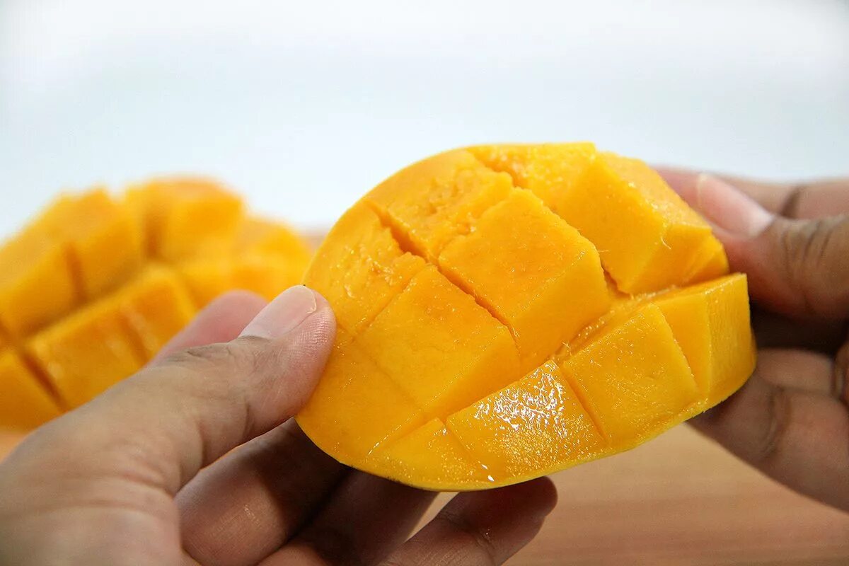 Нареззанное мангт. Порезать манго. Манго очищенный. Красиво порезать манго.