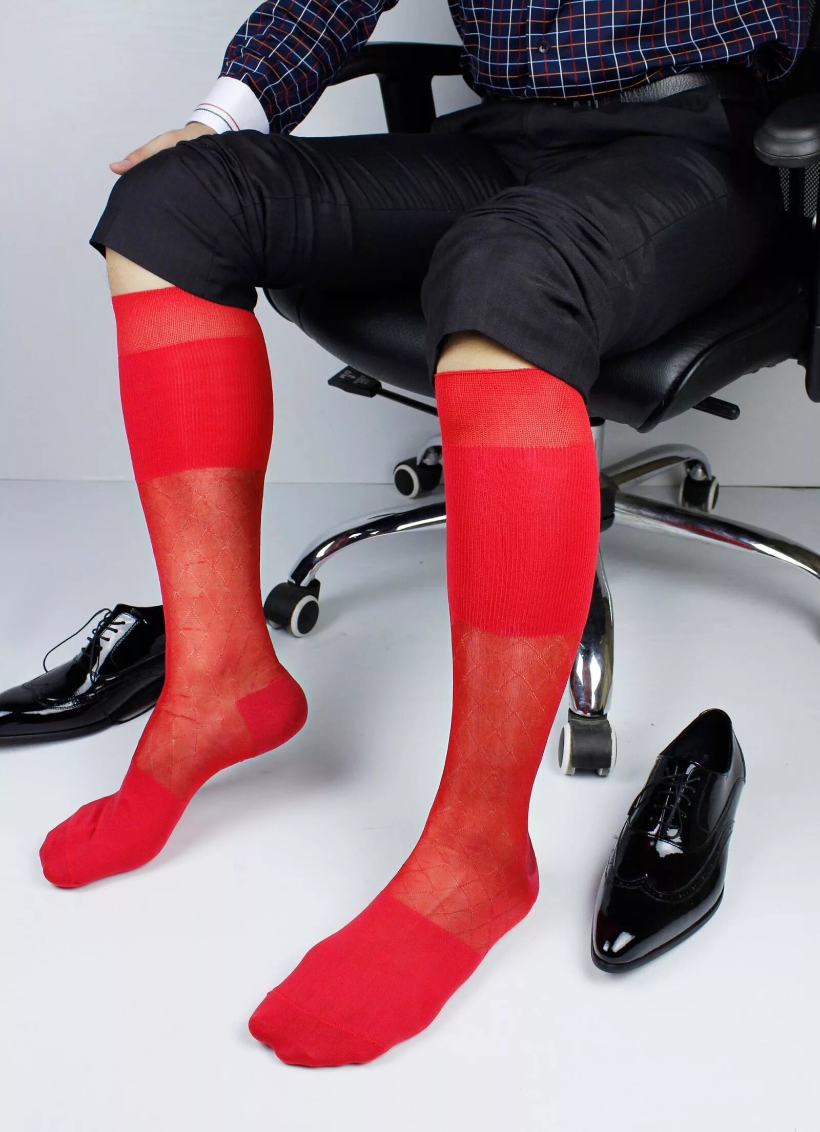 Мужские капроновые колготки. Мужские колготки. Мужик в красных чулках. Чулки с красным швом. Мужик в красных чулках.