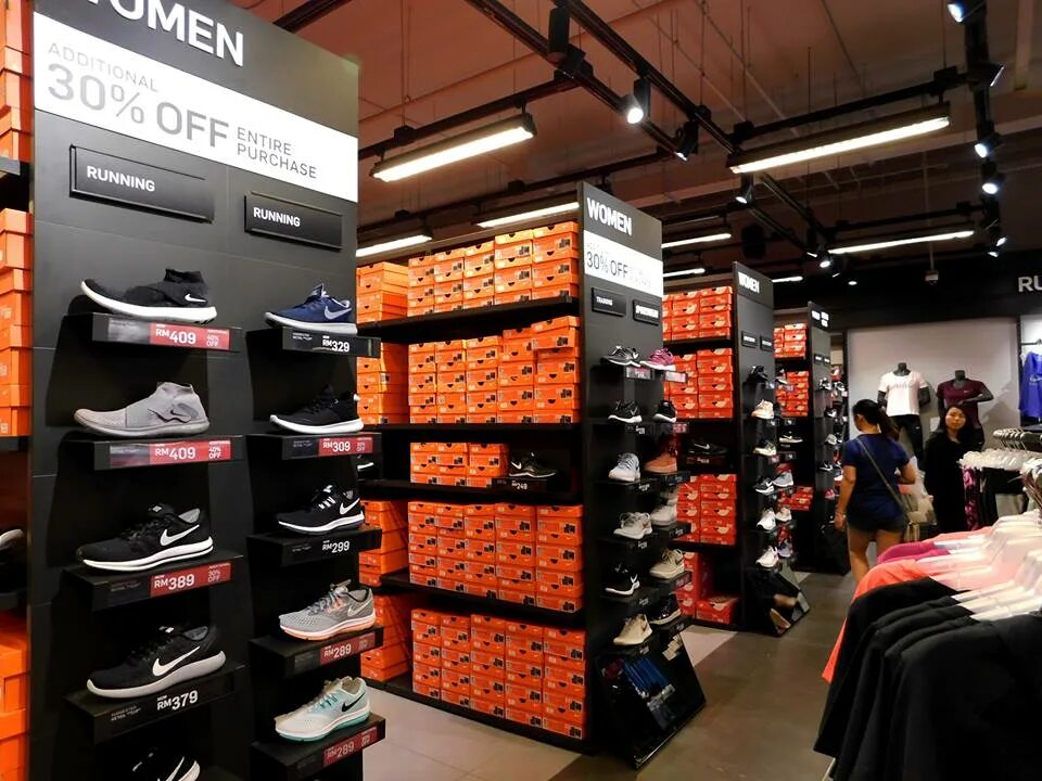 Кроссовки найк в москве outlet nike. Nike Factory Store. Аутлет найк дисконт. Nike Magazin Turkiya. Фирменный магазин найк.