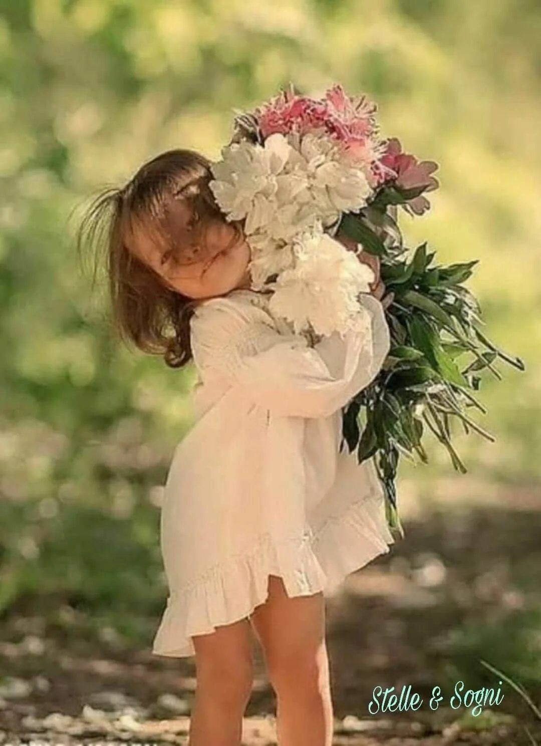 Дети с цветами. Дети дарят цветы. Счастливых моментов и радостных. Девочка дарит цветы. Замечайте счастливые моменты